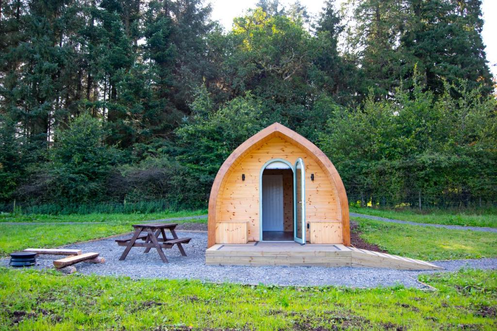 DalmellingtonLuxury Rural Ayrshire Glamping Pod的野外小木棚,野餐桌