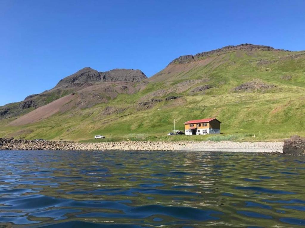 NorðurfjörðurGistiheimilið Bergistangi 1的山边海滩上的房子