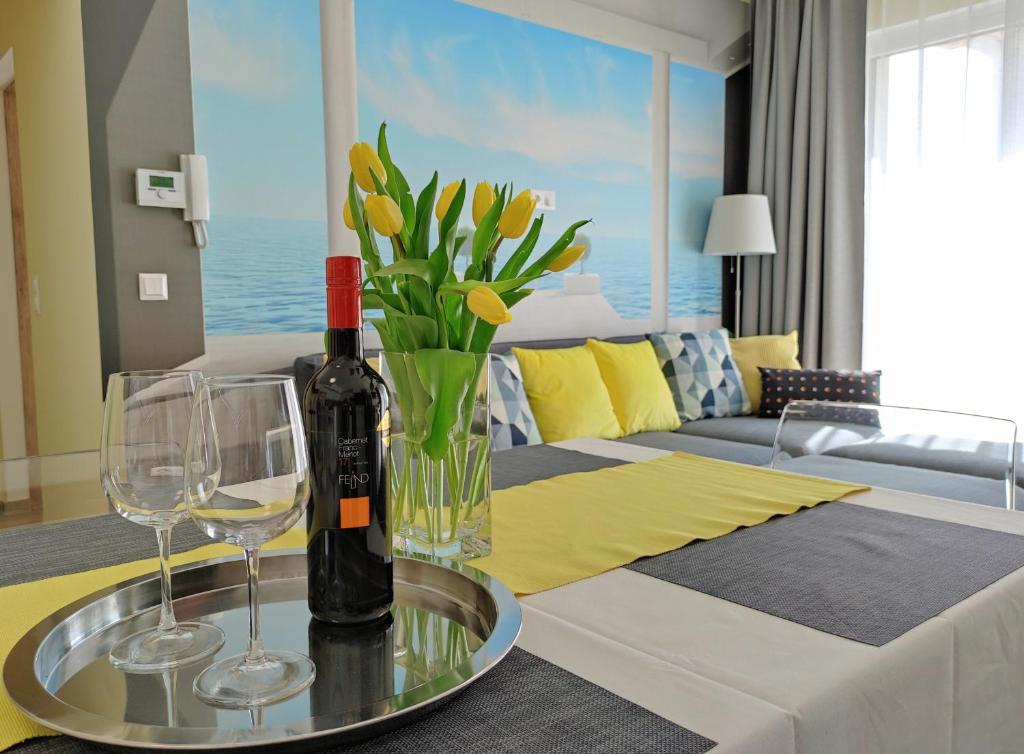 凯斯特海伊NEST2 Apartments的一张桌子,上面放着一瓶葡萄酒和两杯酒杯