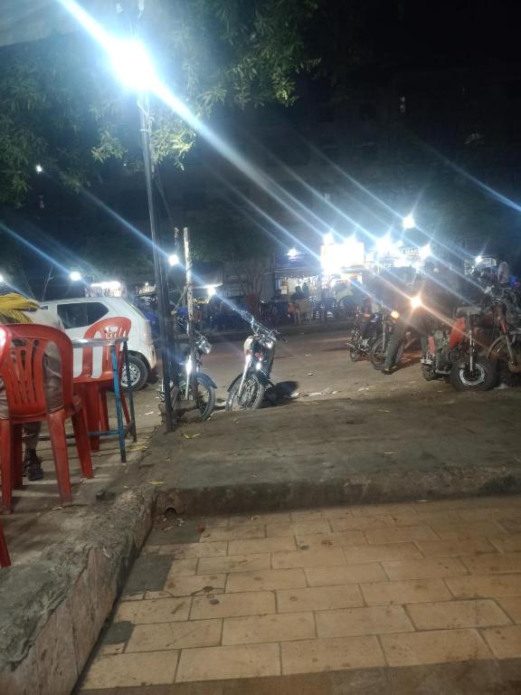 卡拉奇Hotel President lnn Karachi的一群摩托车在晚上停在停车场
