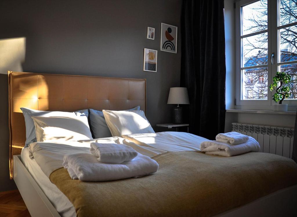 华沙Best Rest Warszawa Stare Miasto的一间卧室配有带毛巾的床