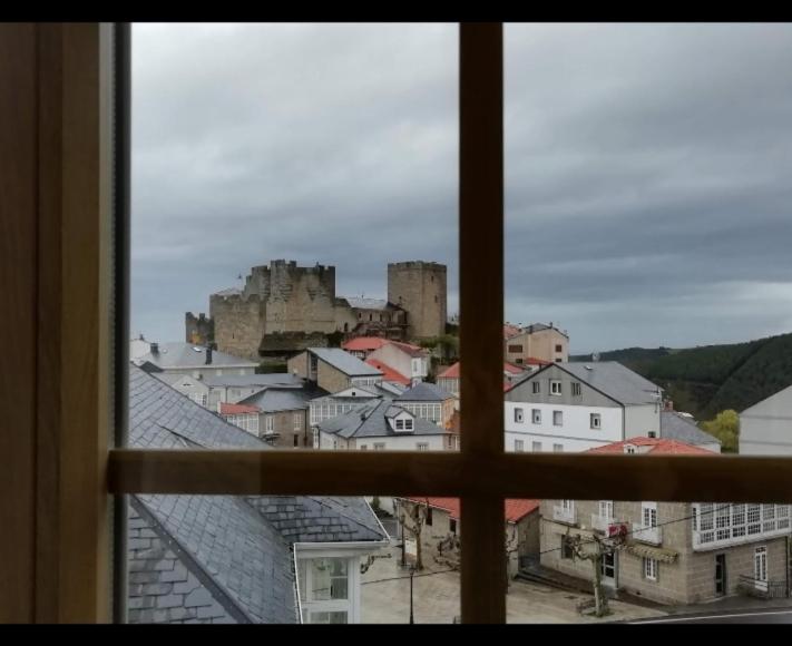 卡斯特罗卡尔德拉斯A casa do clarete的从城堡城市的窗户欣赏美景
