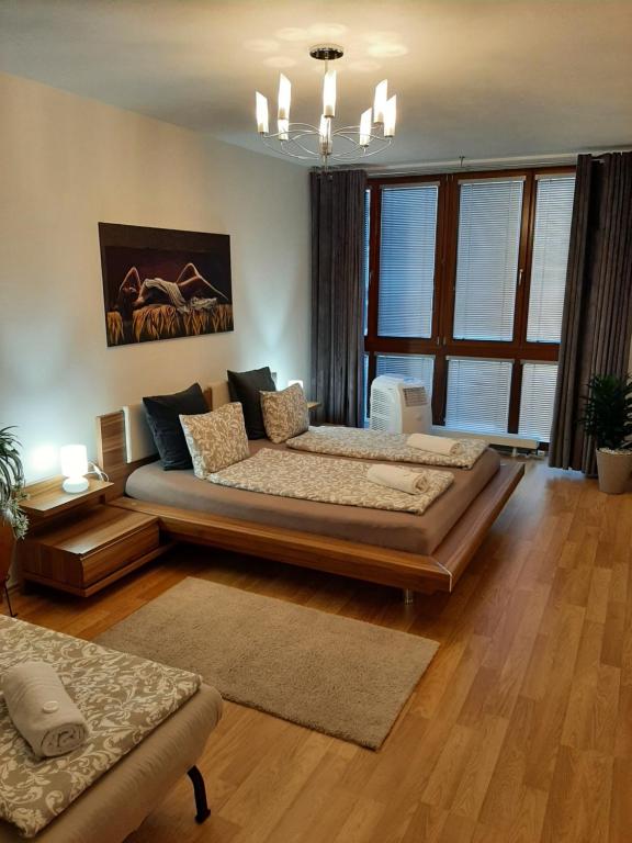 布尔诺Nobless Apartment Brno的一间卧室设有一张大床和一个大窗户