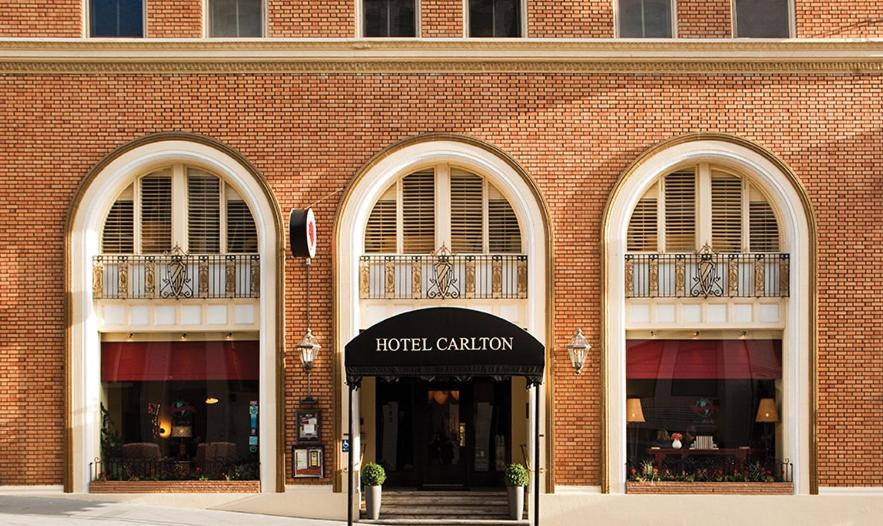 旧金山FOUND Hotel Carlton, Nob Hill的砖砌建筑,有两个入口进入酒店摄像头
