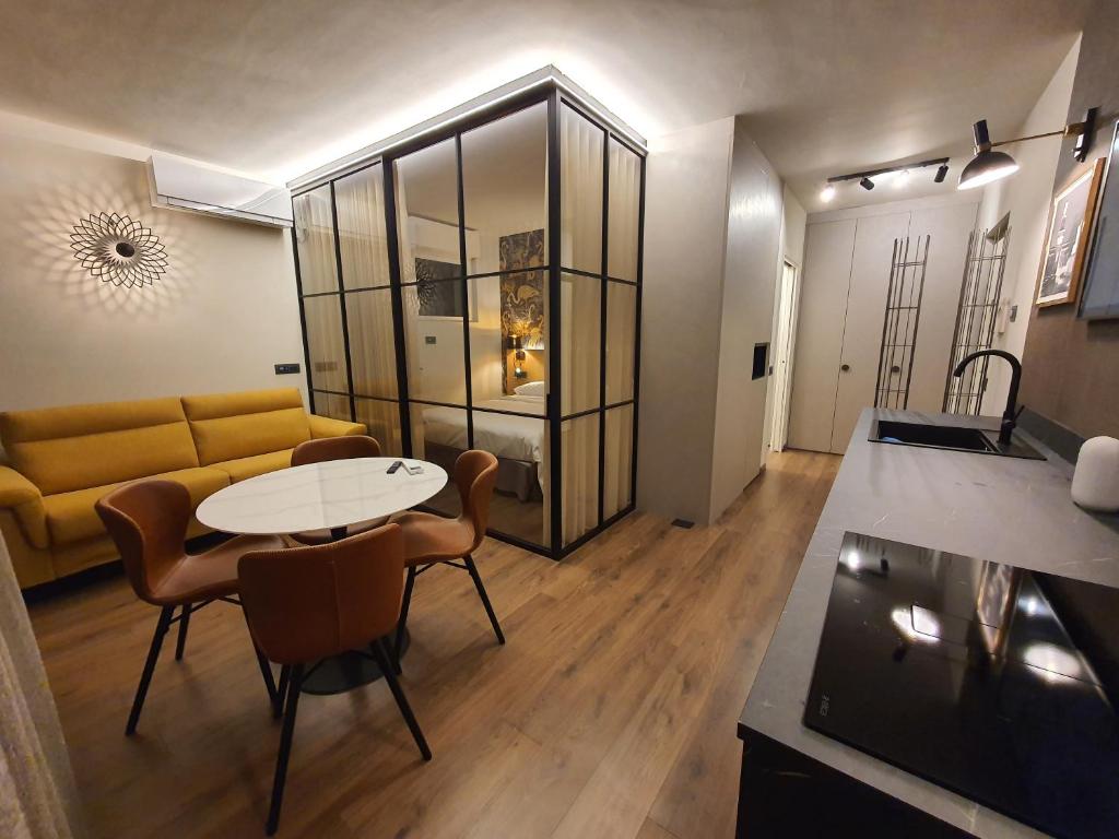 米兰Porta Romana Gold Suite的客厅配有沙发和桌椅