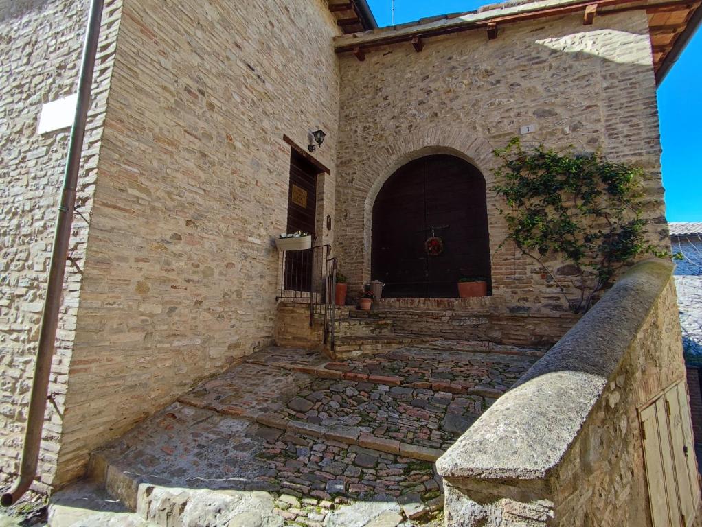 贝瓦尼亚Casa Vacanze del Console的砖砌的建筑,有门和石墙