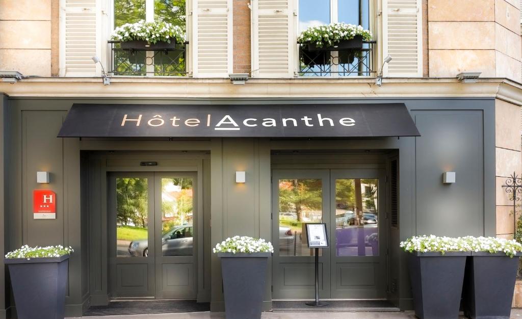 布洛涅-比扬古Hotel Acanthe - Boulogne Billancourt的大楼前的旅馆标志