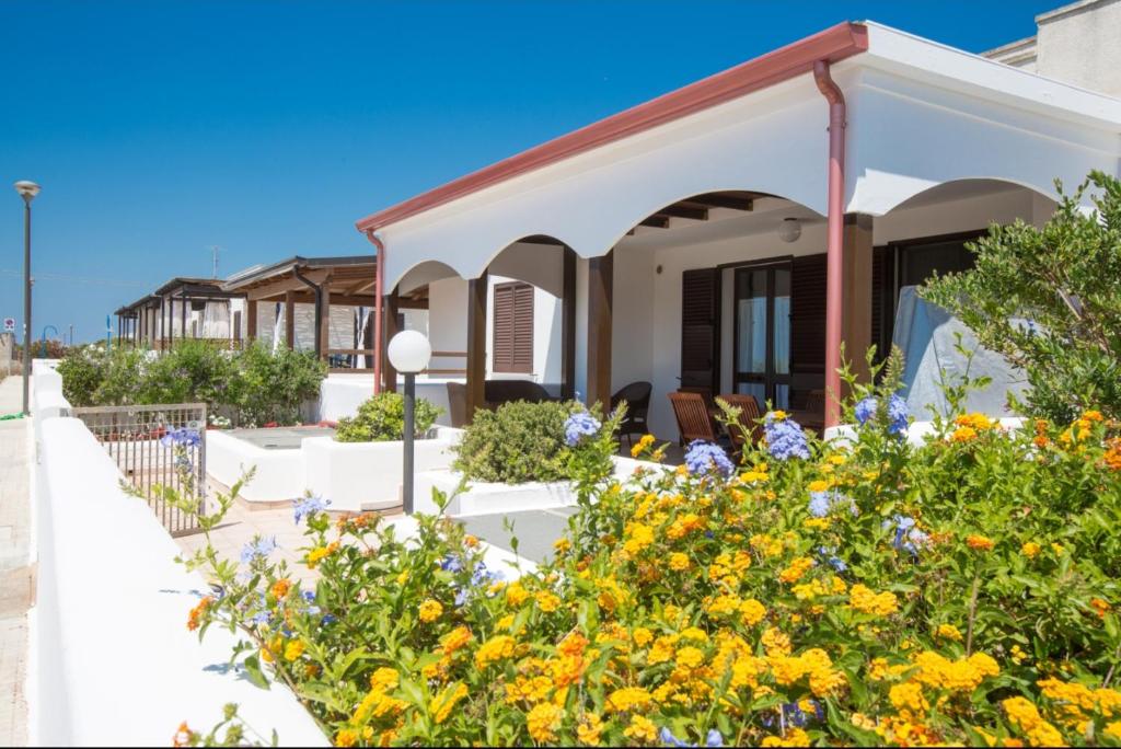 佩斯科勒海滨Villa Maldive del Salento的前面有鲜花的房子
