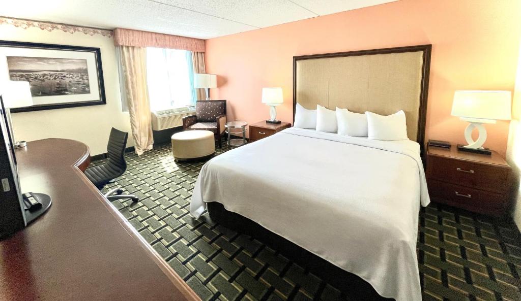 威克利夫法尔布里奇克利夫兰东酒店的酒店客房设有一张大床和一张书桌。