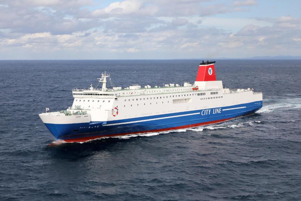 北九州Meimon Taiyo Ferry 2nd sailing from Kitakyushu to Osaka的一艘大轮渡船