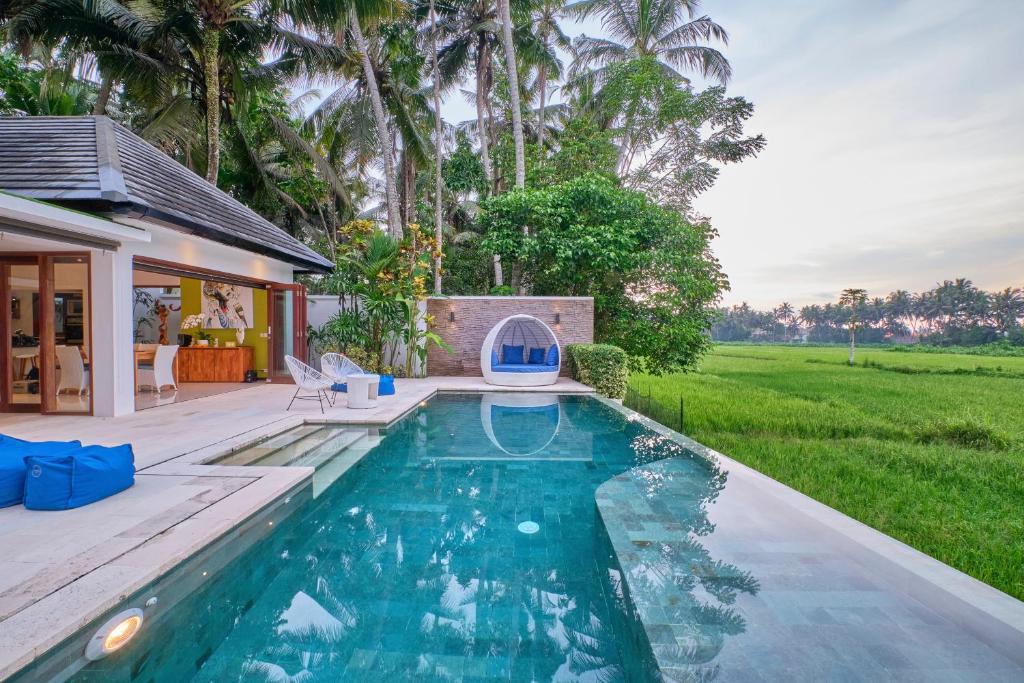 乌布Villa Balinese Luxurious Elegance的一座房子后院的游泳池