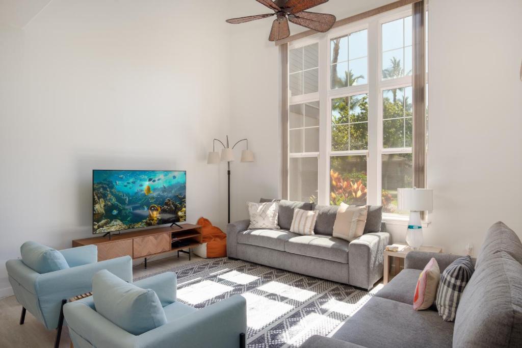 瓦克拉Waikoloa Colony Villas #2105的客厅配有两张沙发和一台电视机