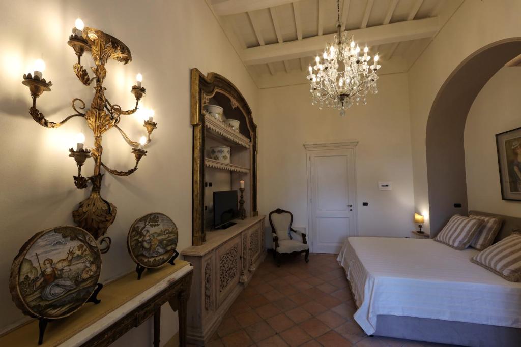 埃尔科拉诺Casa Raiola Ercolano Luxury Rooms &amp; Spa的一间带床和吊灯的卧室