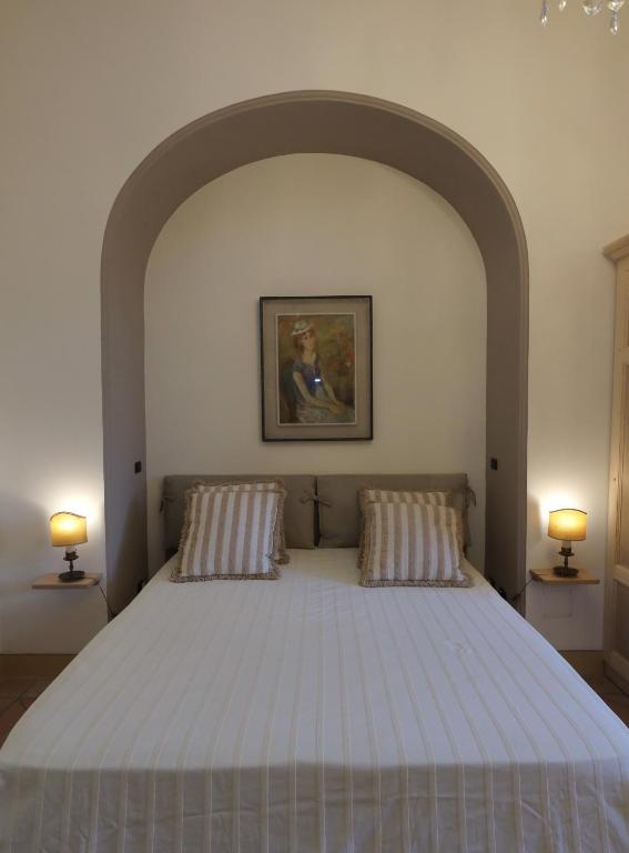 埃尔科拉诺Casa Raiola Ercolano Luxury Rooms &amp; Spa的一间卧室，配有一张大床和两个枕头