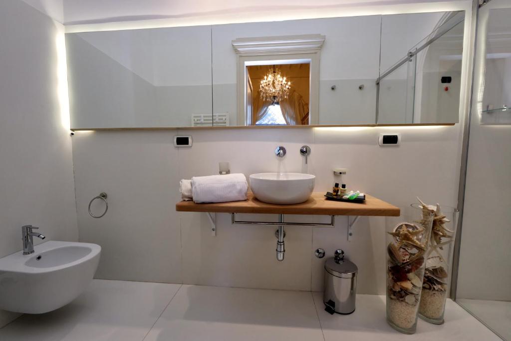 Casa Raiola Ercolano Luxury Rooms &amp; Spa的一间浴室