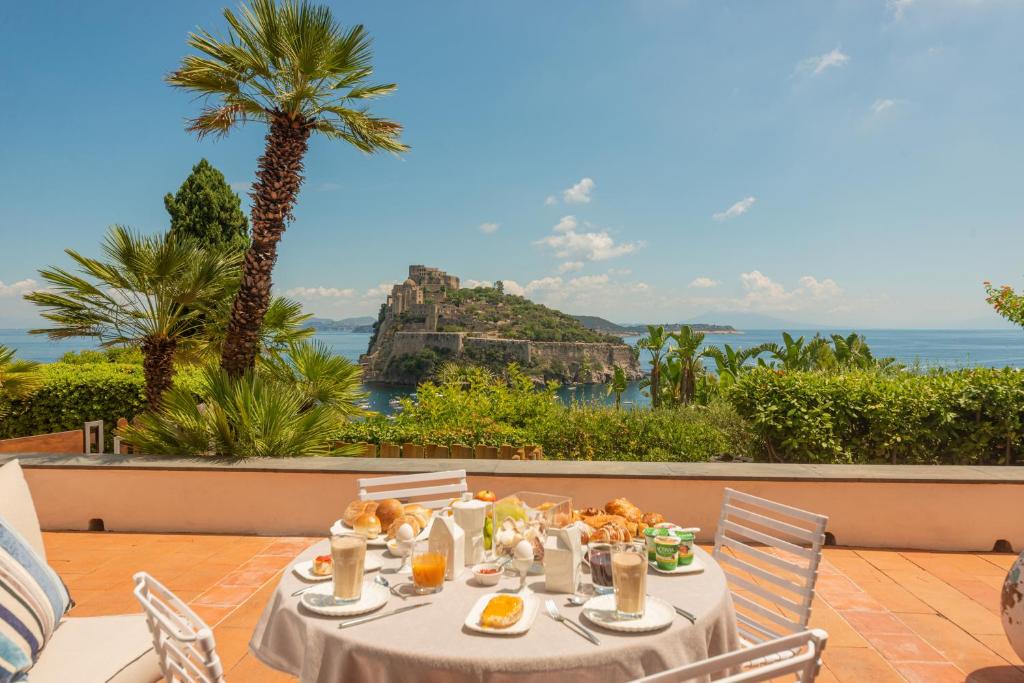 伊斯基亚Villa To Ischia With Love的一张带食物的桌子,享有海景