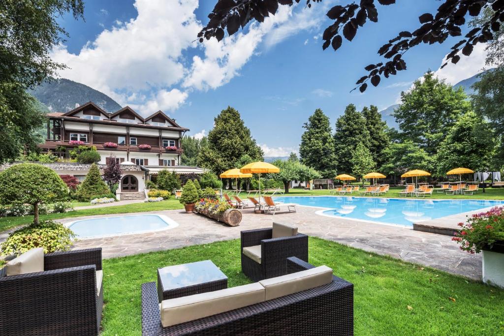 布鲁尼科费里耶微西齐健康酒店的一个带游泳池的度假村和一个度假村