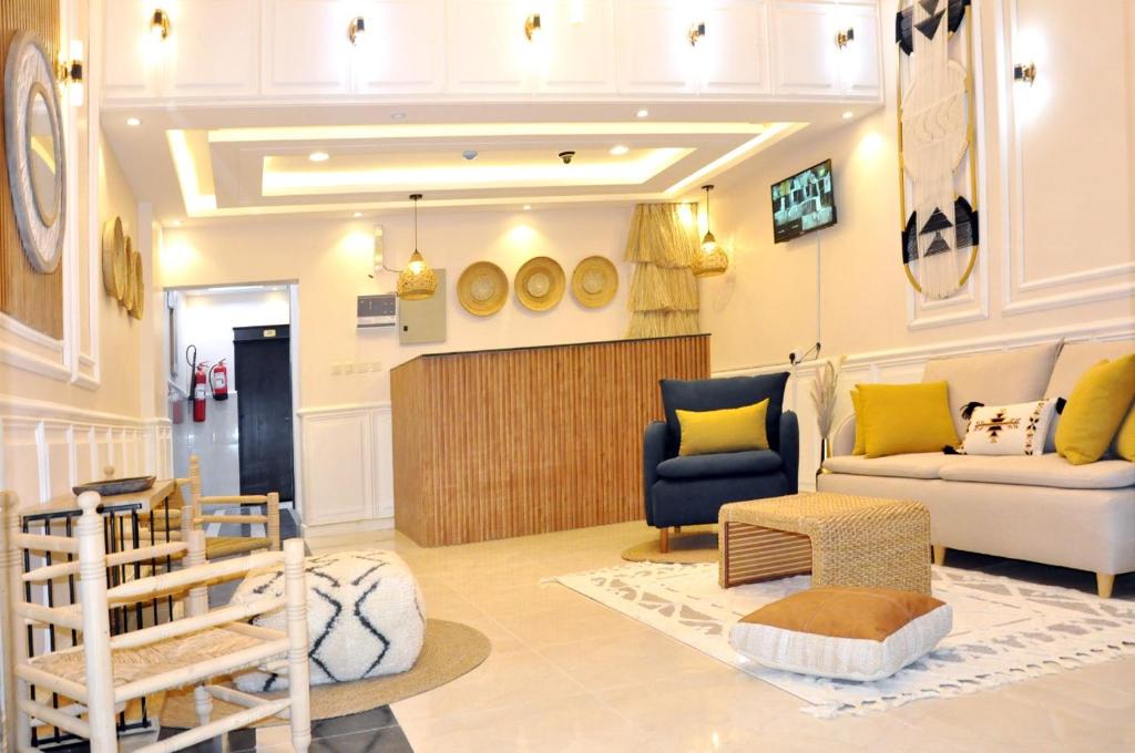 艾卜哈Msakn Aldar的客厅配有沙发和椅子