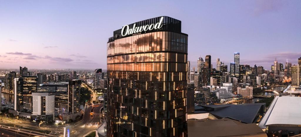 墨尔本Oakwood Premier Melbourne的一座高大的建筑,上面有城市的标志
