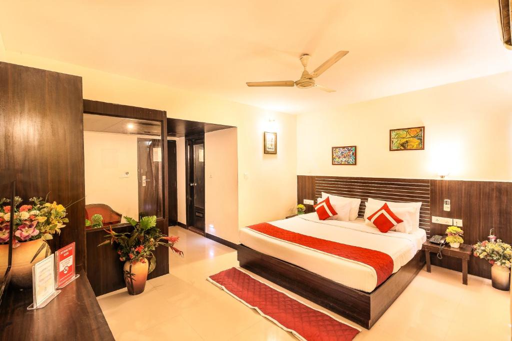 班加罗尔Octave Himalaya Monarch的卧室配有一张床