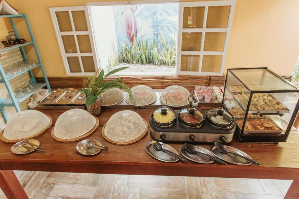 纳塔尔Chalet Suisse的盘子,勺子和盘子的桌子
