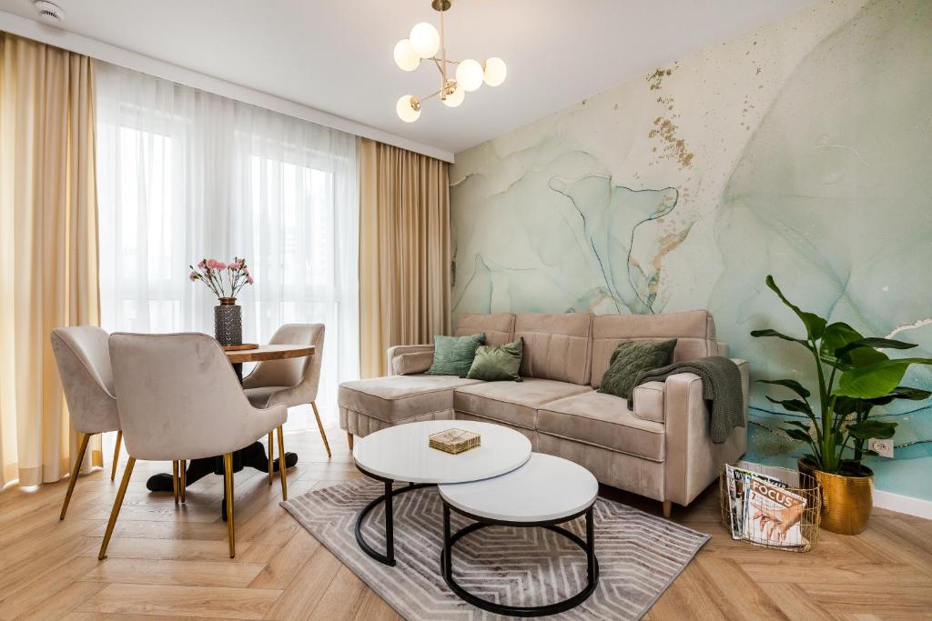 格但斯克LuxApart Gdańsk的客厅配有沙发和桌子