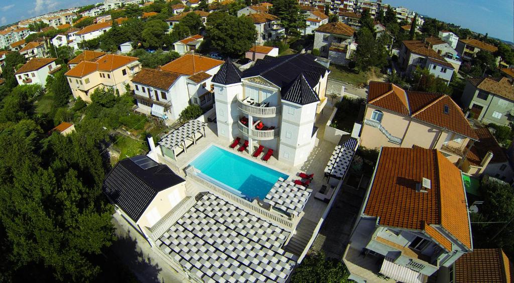 扎达尔兹拉特科别墅公寓的享有带游泳池的房屋的空中景致