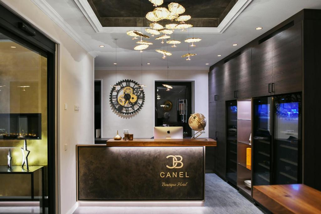 维尔茨堡Boutique Hotel Canel的奢华更衣室配有台面和墙上的时钟