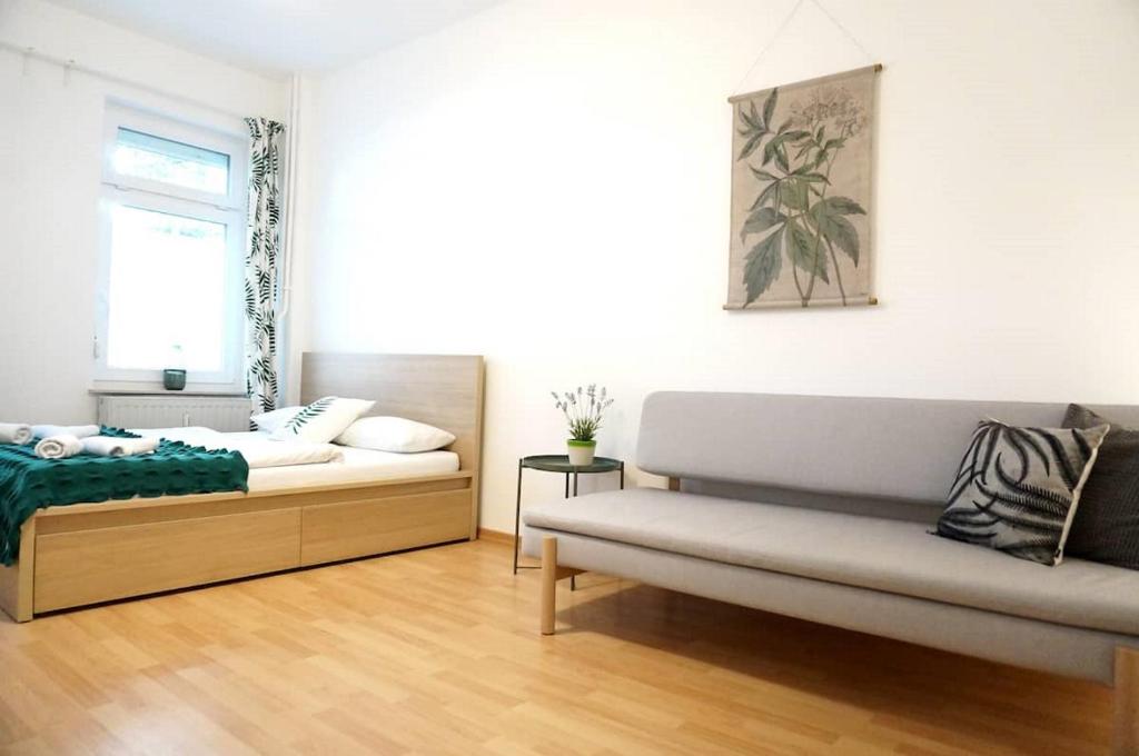 柏林StayBearlin Apartments Prenzlauer Berg Dunckerstraße的客厅配有床和沙发