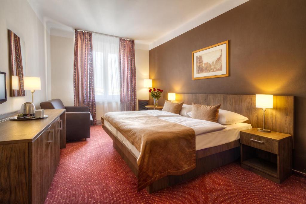 布拉格和谐酒店的配有一张床和一张书桌的酒店客房