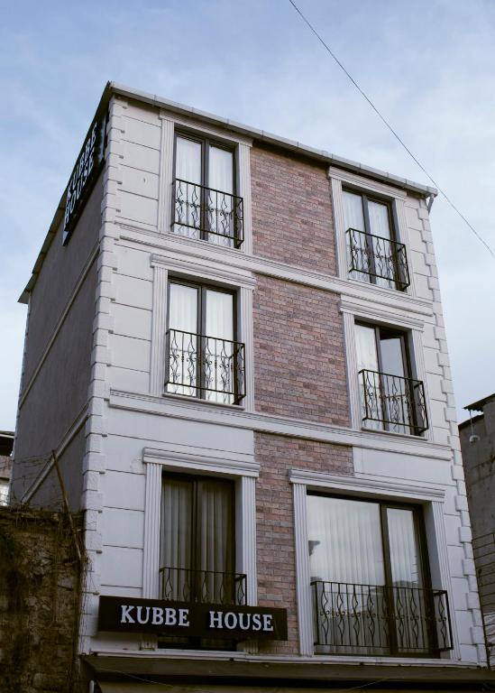 伊斯坦布尔Kubbe House的一栋侧面有窗户的白色建筑