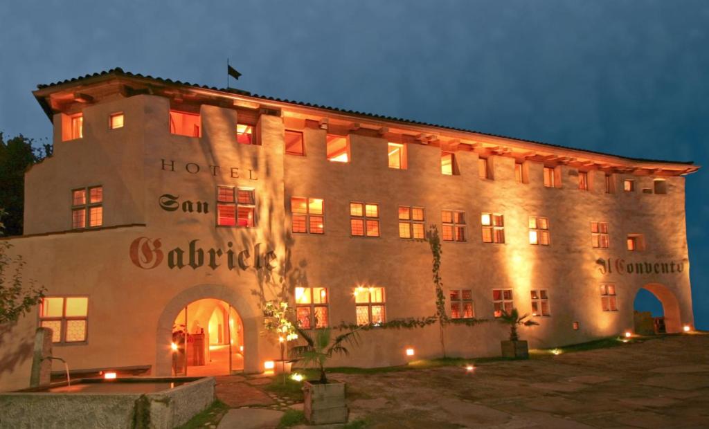 罗森海姆圣加布里埃莱酒店的一座在晚上有灯的大建筑
