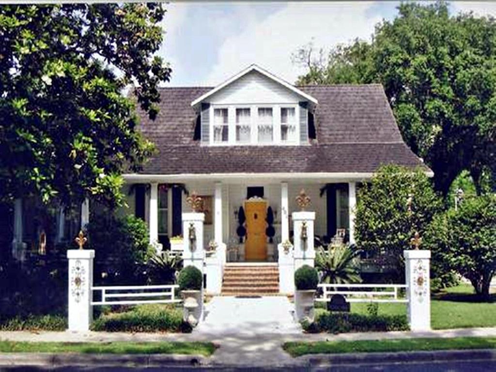 AbbevilleDucote-Williams House的白色的房子,有黄色的门