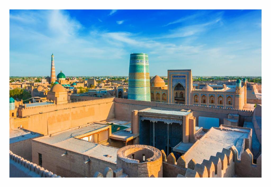 希瓦Khiva Ibrohim Guest House的城市的空中景观,建筑和清真寺