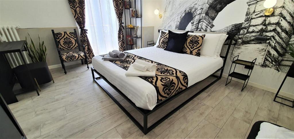 维罗纳Welcome Verona Rooms的一间卧室配有带白色床单和枕头的床。