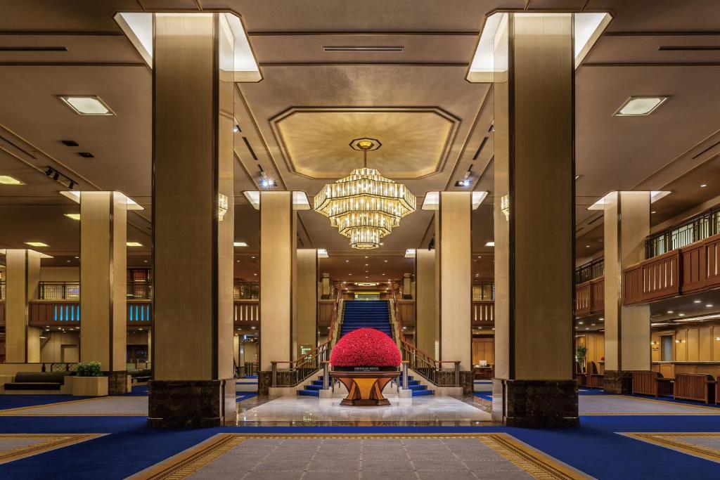 东京东京帝国酒店的大楼内带吊灯和楼梯的大堂