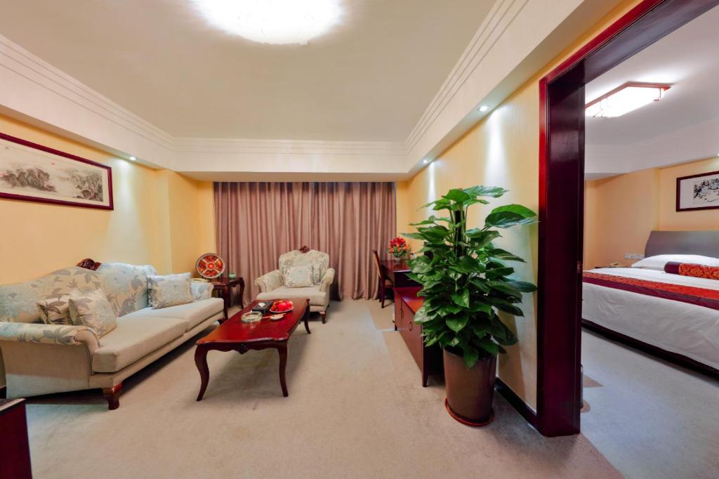 广州广州三寓宾馆的酒店客房设有床和客厅。