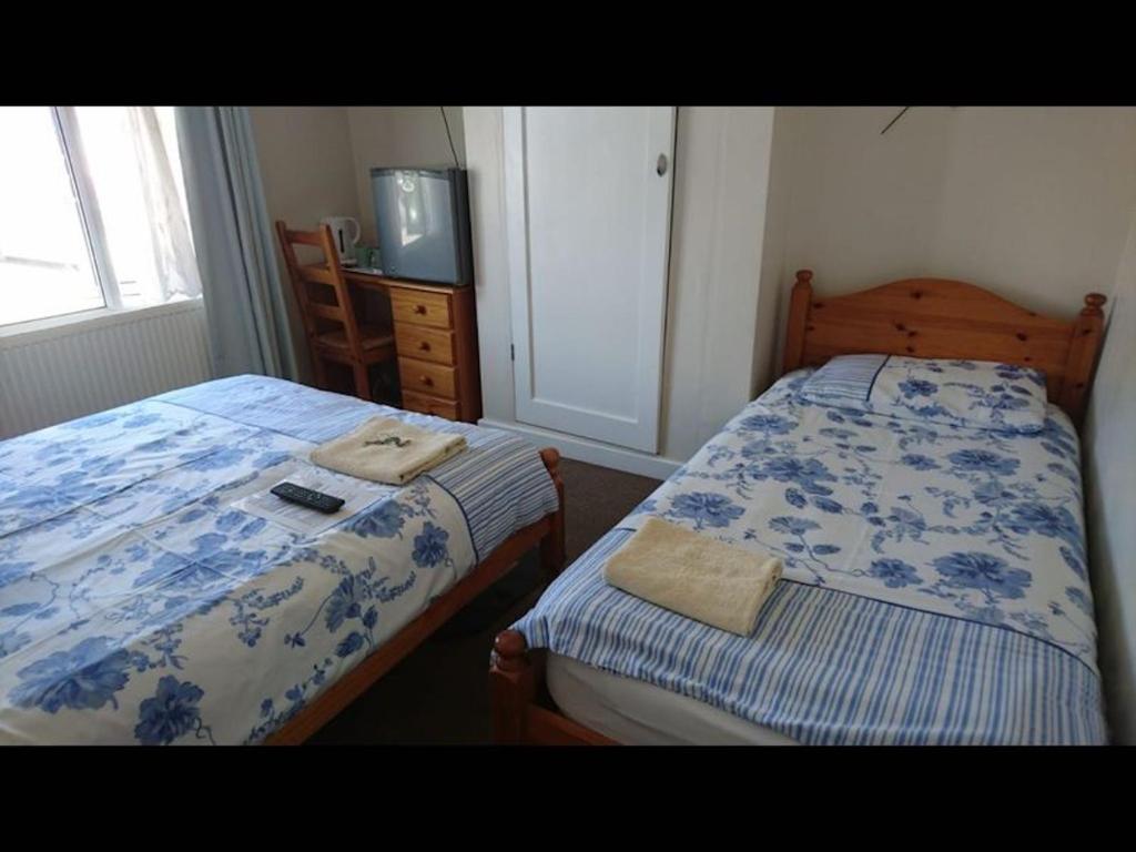 海斯Room in Guest room - Comfortable Family room with Tv, Free Fast Wifi, Sleeps 4 with 1 Bunk Bed的一间带两张床的卧室和一台电视