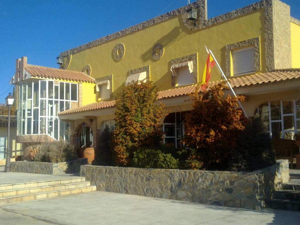 Arcos de Jalón阿克亚龙旅馆的前面有旗帜的黄色建筑