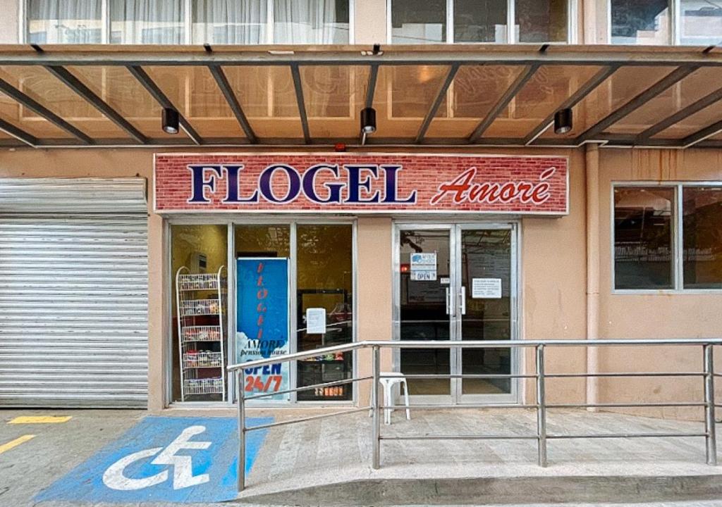 宿务Flogel Amore Pension House的前面有标牌的杂货店