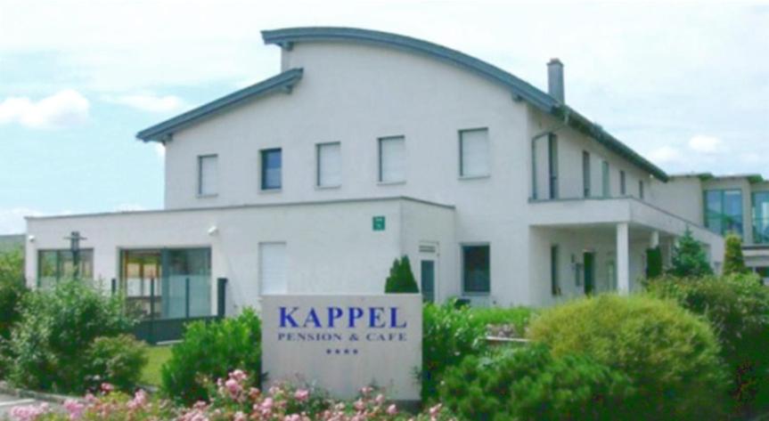 里德因克瑞斯Pension Kappel的前面有标志的大白色房子