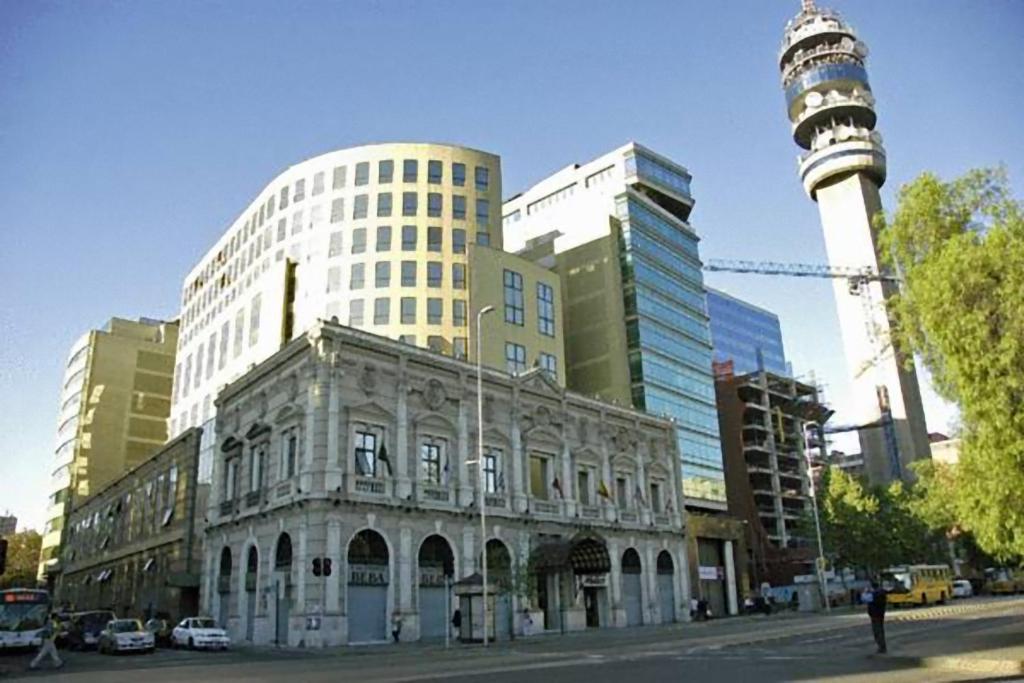 圣地亚哥圣地亚哥德阿尔马格罗圣地亚哥中央酒店的一座位于城市街道上的古老建筑,拥有高大的建筑