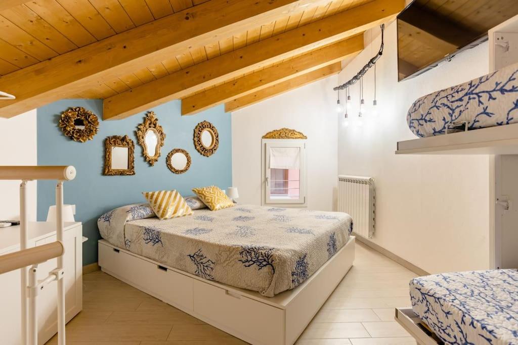 基奥贾La Bella Vita - La Casetta的卧室设有两张床,拥有蓝色的墙壁和木制天花板