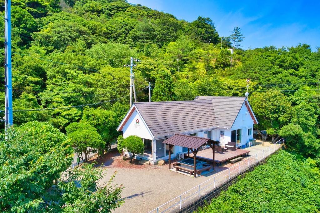 阿南茶花度假屋的树林中小房子的顶部景色