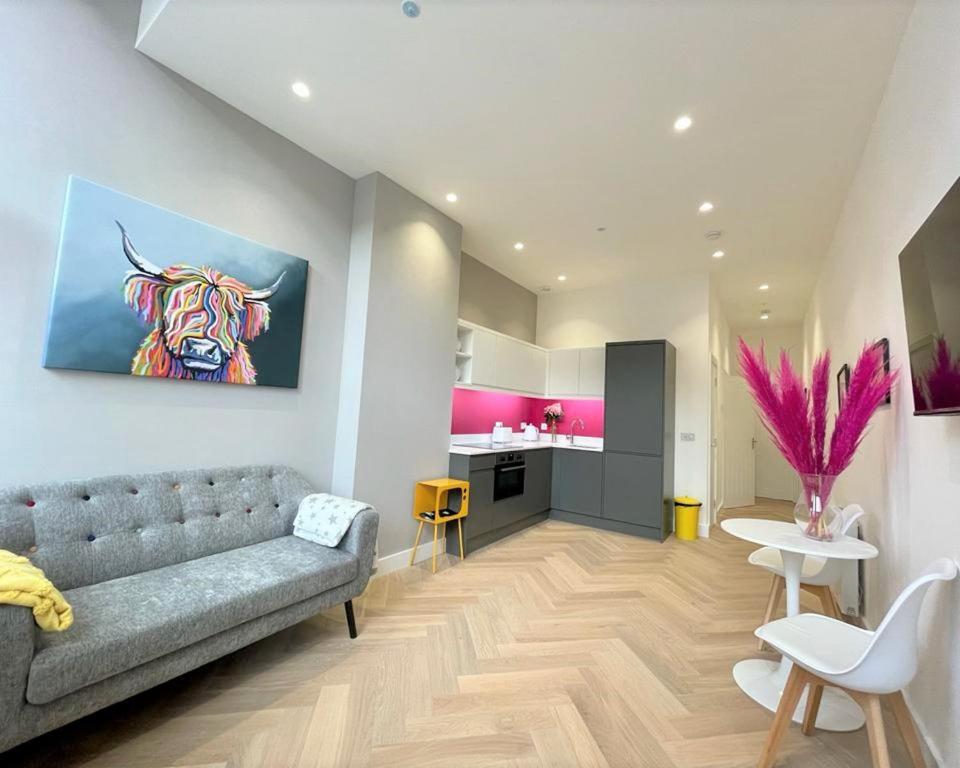 爱丁堡Luxury Reno'd 1 Bed Nr Bruntsfield & The Meadows的客厅配有沙发和一幅牛画