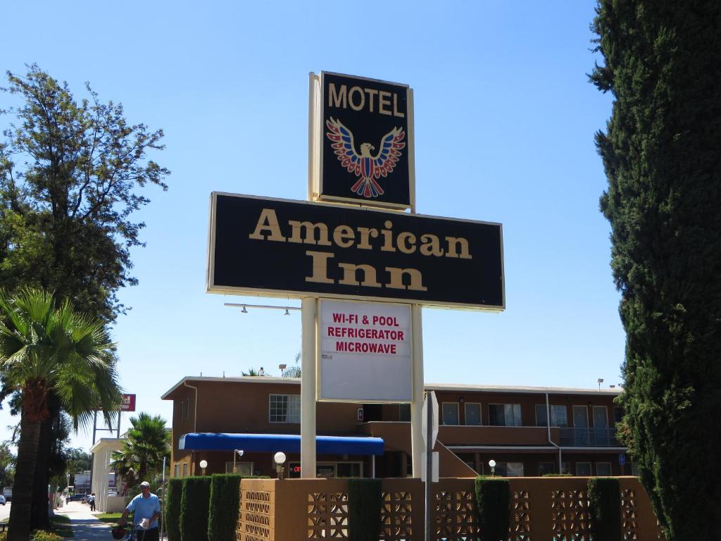 安大略美国旅馆的大楼前的美国旅馆标志
