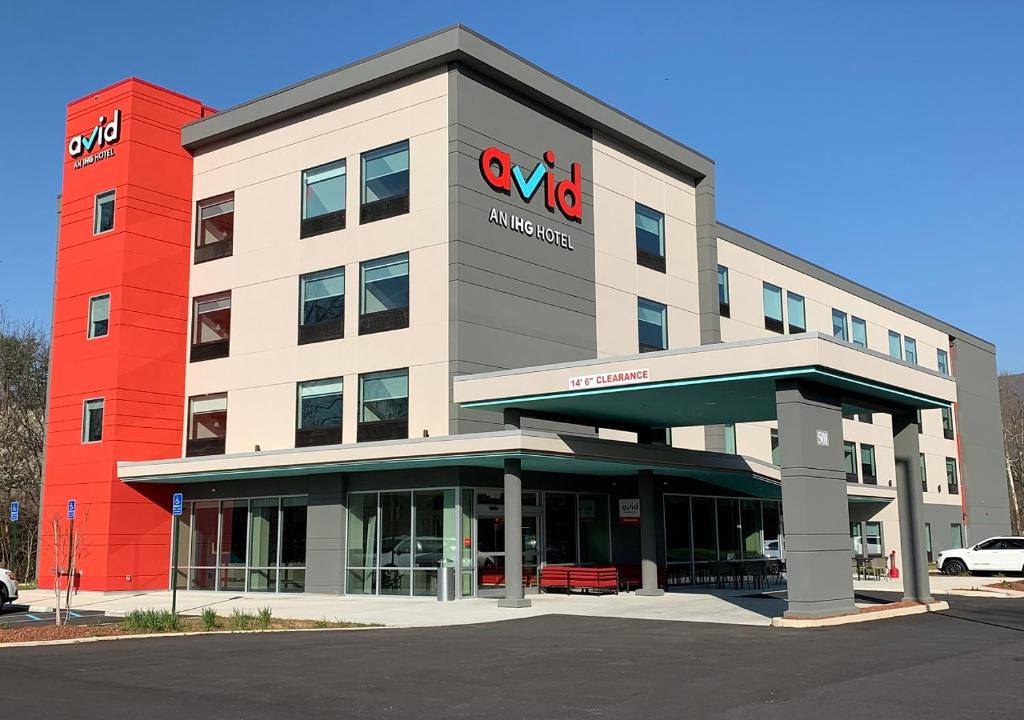 塞勒姆avid hotels - Salem, an IHG Hotel的一座大型建筑,带有 ⁇ 的kremeasteryasteryasteryasteryasteryasteryasteryasteryasteryasteryastery