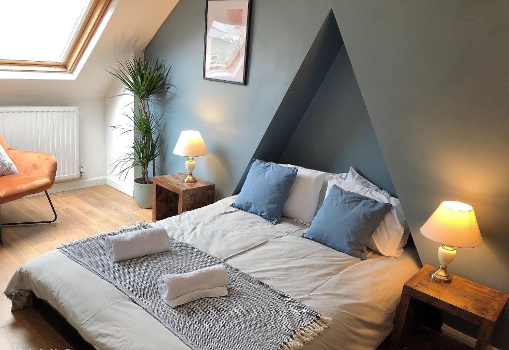 谢菲尔德Modern 3-bedrooms house with 6 guests的一间卧室配有一张带蓝色枕头的大床