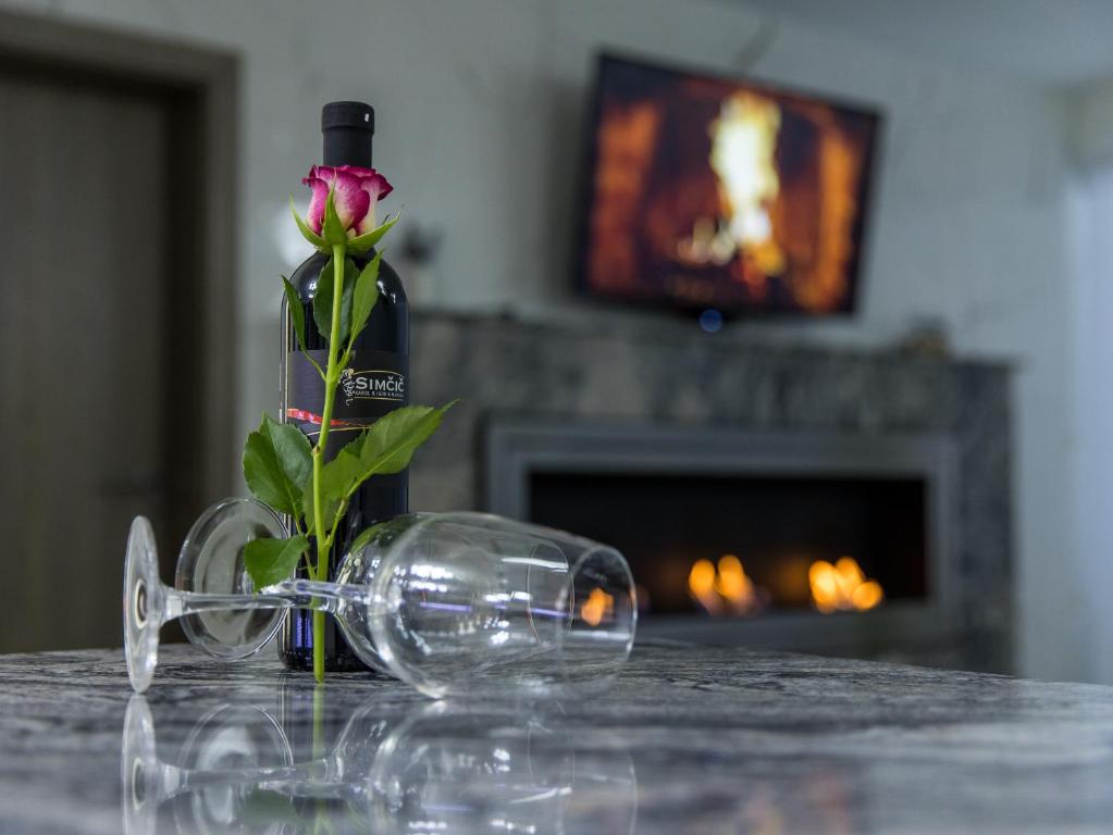 克拉尼斯卡戈拉Reset Apartments的一瓶葡萄酒和一张桌子前的花