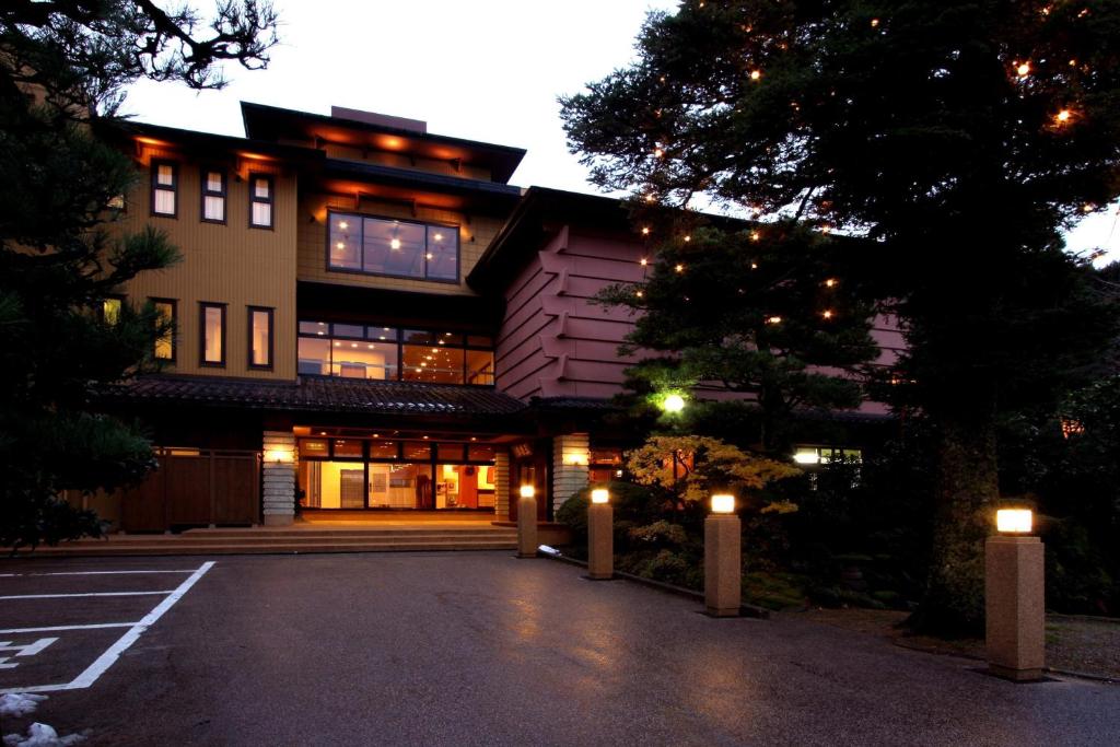 砺波市三乐园日式旅馆的街道边有灯的房子